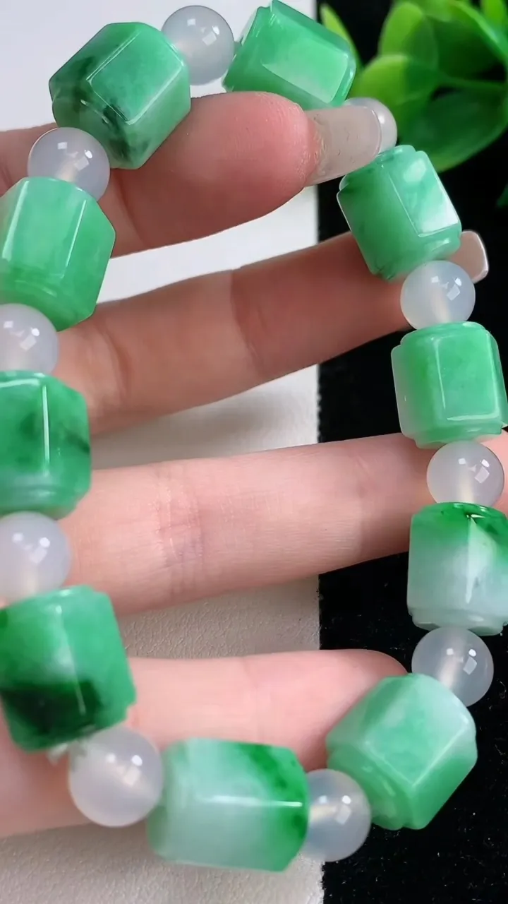 天然A货翡翠路路通手串，尺寸12-11.6-10颗，重量:46.33g12月11日
工厂直销收藏佳品,种好水足，色泽均匀，有种有色，上手高大气！