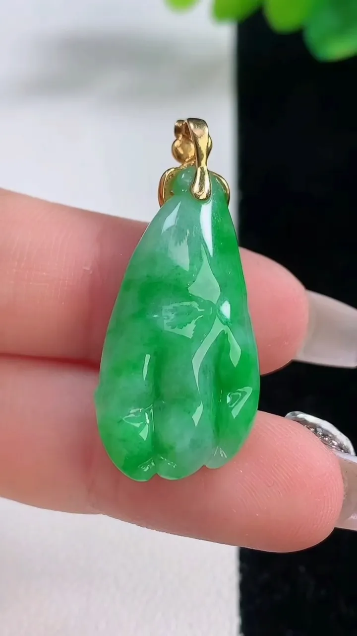 天然A货翡翠佛手瓜吊坠，尺寸28-14.8-6，重量:5.03g
12月11日
