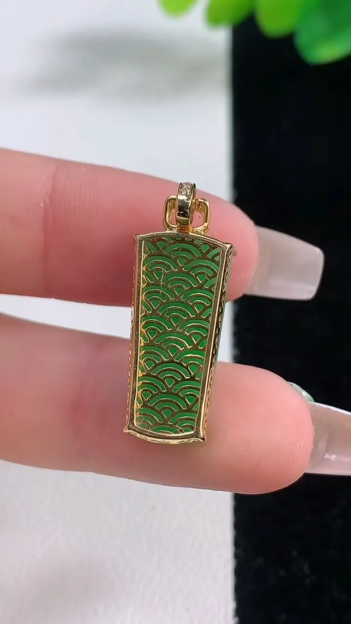 天然A货翡翠无事牌吊坠，尺寸21.3-9.3-4.8，重量:2.67g
12月11日