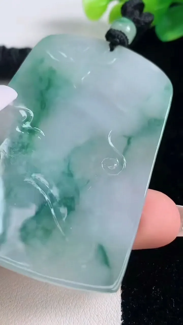 天然A货翡翠种飘花虚空藏菩萨吊坠，尺寸65.6-43.4-5.2，重量:44.05g
12月11日