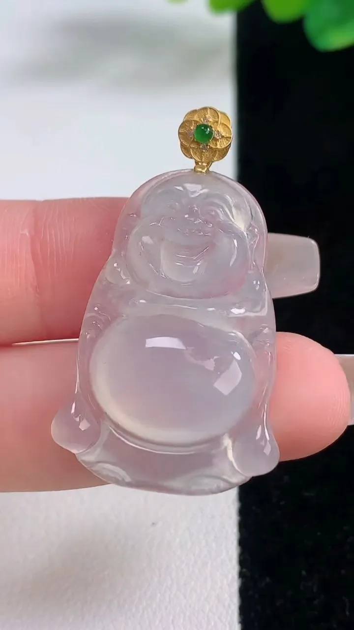 天然A货翡翠种白冰站佛 佛公吊坠，尺寸32.5-22.5-5.7，重量:6.74g
12月11日