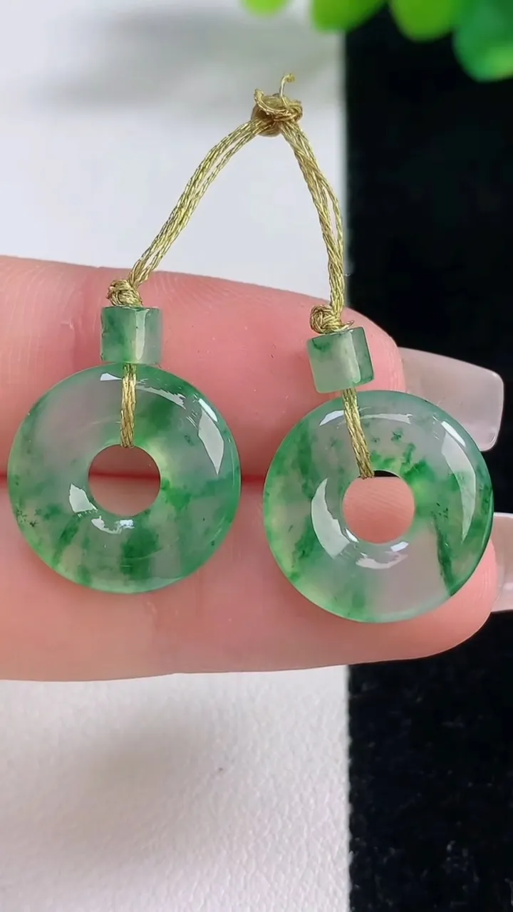 天然A货翡翠冰种飘花平安环吊坠一对，尺寸15.7-3，重量:3.28g
12月11日