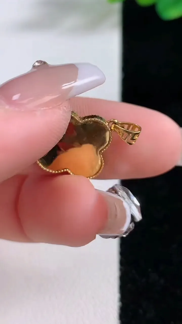 天然A货翡翠四叶草吊坠，尺寸20.5-15.5，重:1.40g
12月11日