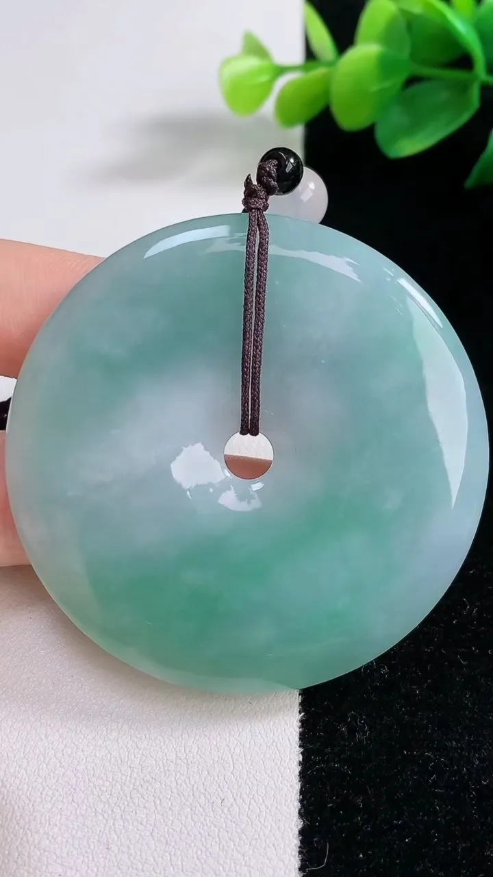 天然A货翡翠平安扣吊坠，尺寸55.6-6，重:44.08g
12月11日
