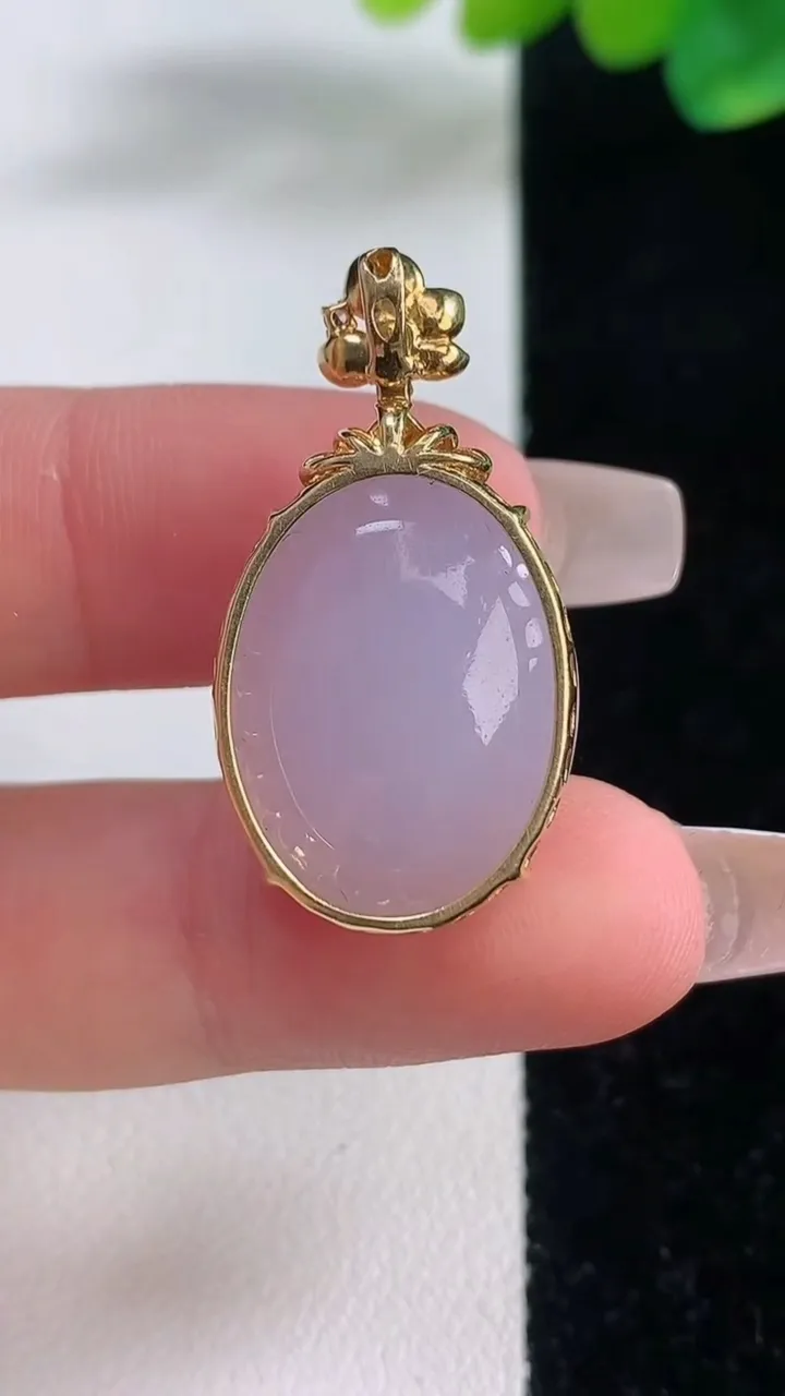 天然A货翡翠18K金紫罗兰蛋面吊坠，尺寸31.5-21.3-16.4-9.8，重量:7.35g
12月11日