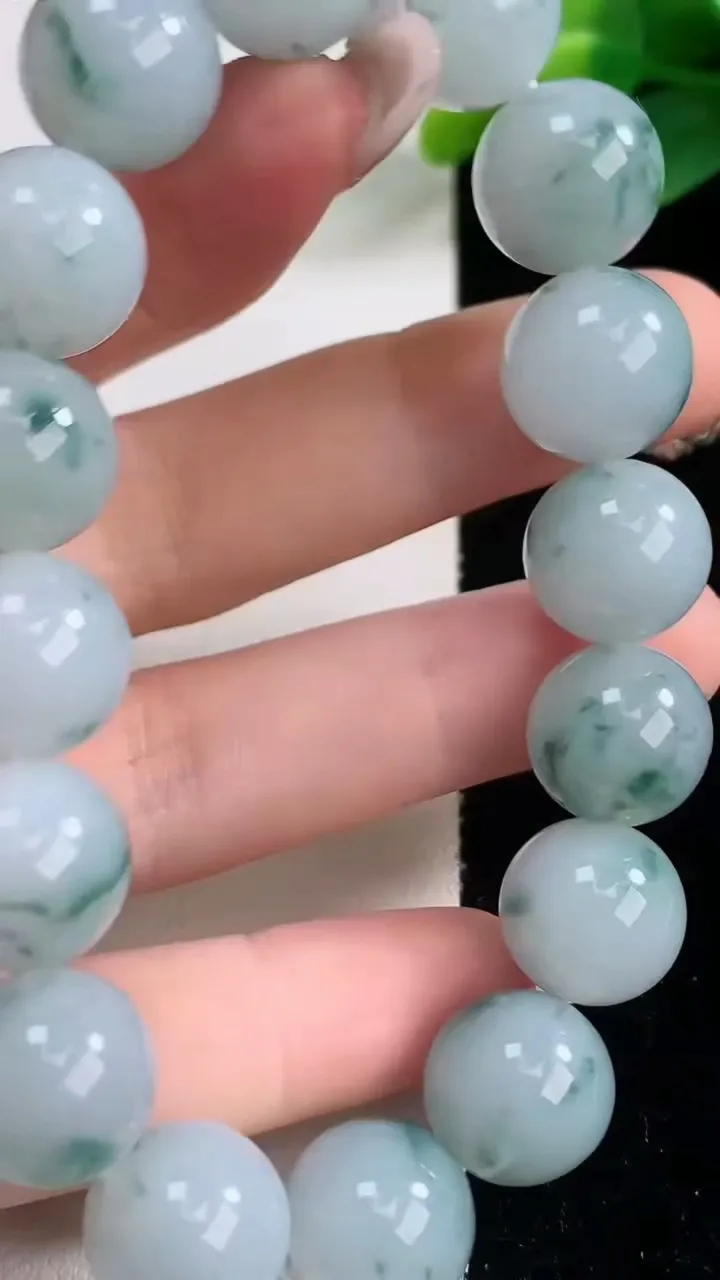 天然A货翡翠飘花圆珠手串，尺寸12.5-16颗，重量:56.95g12月11日
工厂直销收藏佳品,种好水足，色泽均匀，有种有色，上手高大气！