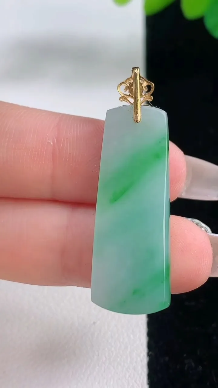 天然A货翡翠无事牌吊坠，尺寸33-11.7-4，重量:4.83g
12月11日