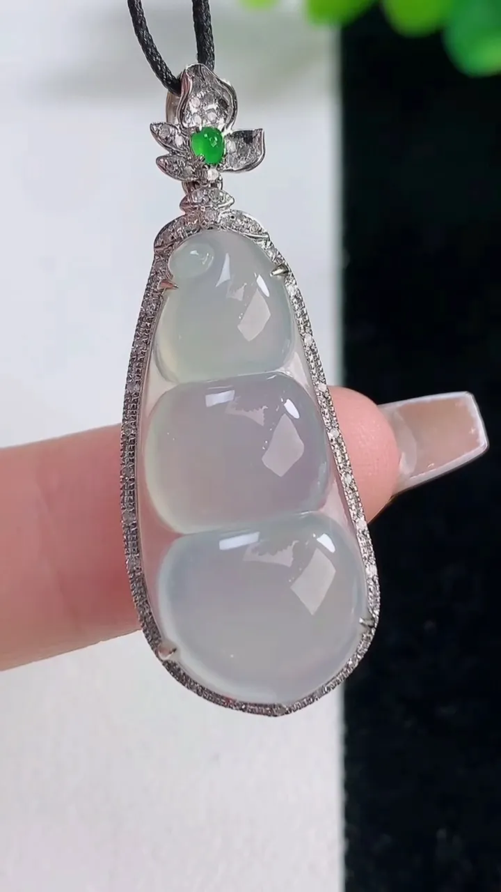 天然A货翡翠种白冰福豆吊坠，尺寸37.6-14-7.8，裸石28.5-12重量:3.98g
12月11日