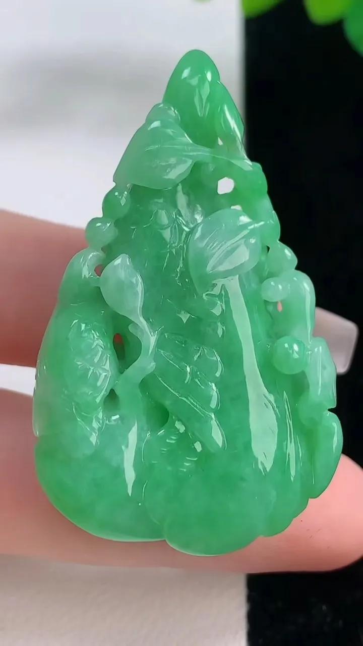 天然A货翡翠鸟语花香吊坠，尺寸46.5-29.6-13.3，重量:23.75g
12月11日