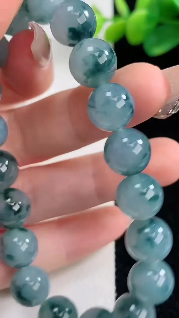 天然A货翡翠种飘花圆珠手串，尺寸10.2-19颗，重量:36.37g12月11日
工厂直销收藏佳品,种好水足，色泽均匀，有种有色，上手高大气！