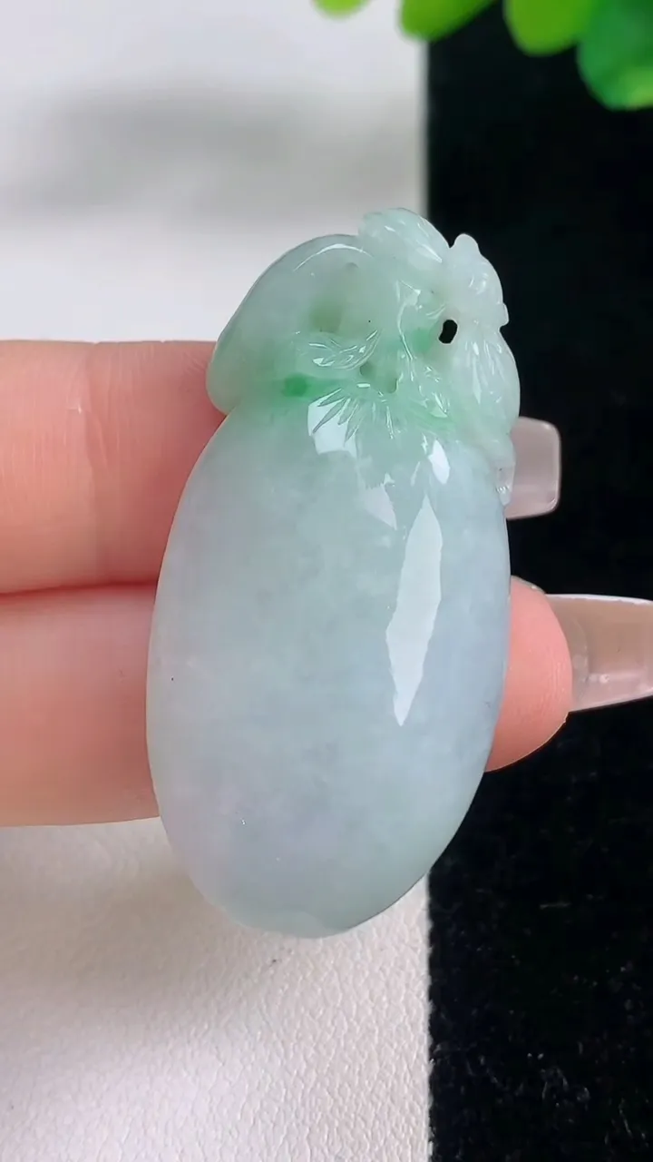 天然A货翡翠福瓜吊坠，尺寸42.6-19.5-10.8，重量:15.43g
12月11日