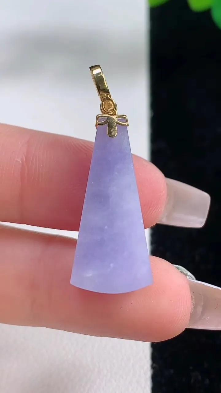 天然A货翡翠18K金紫罗兰无事牌吊坠，尺寸26-11.5-6，重量:3.88g
12月11日