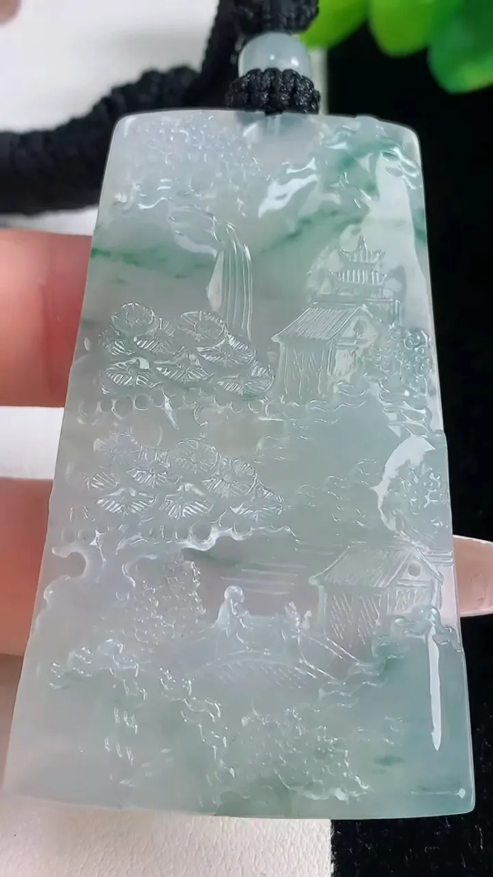 天然A货翡翠牌吊坠，尺寸59-35.3-5，重量:30.42g
12月11日