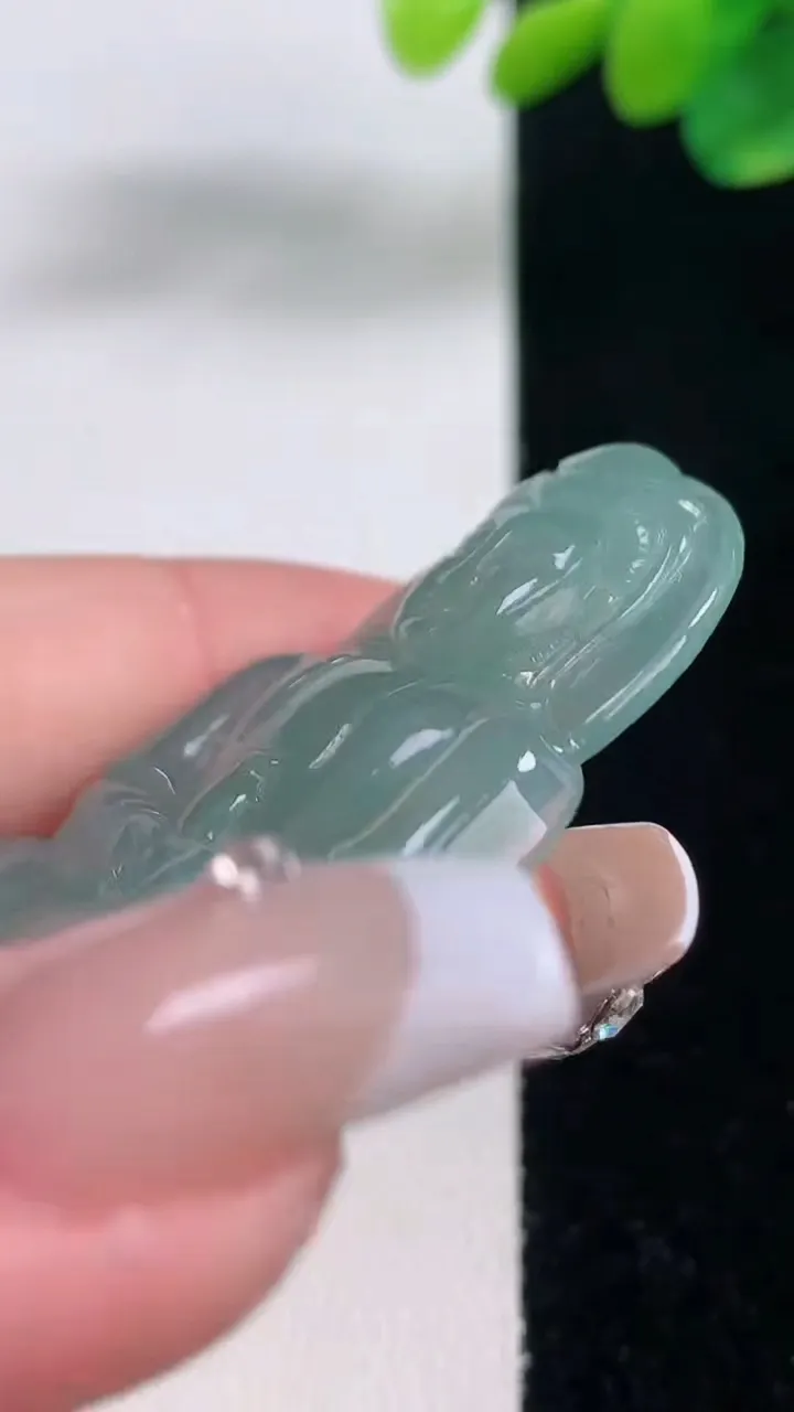 天然A货翡翠观音菩萨吊坠，尺寸49.2-34-5.6，重量:17.13g
12月11日