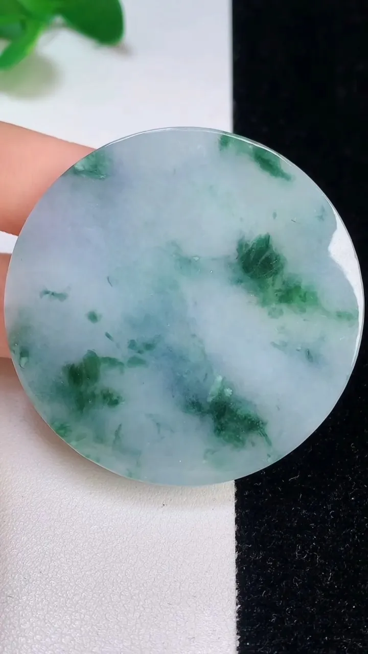 天然A货翡翠飘花无事牌镶嵌件，尺寸52.4-6.5，重:46.65g
12月11日