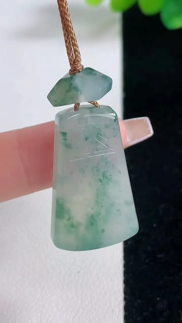 天然A货翡翠冰种飘花仿古无事牌吊坠，尺寸28.3-16.7-5.8，重量:8.51g
12月11日