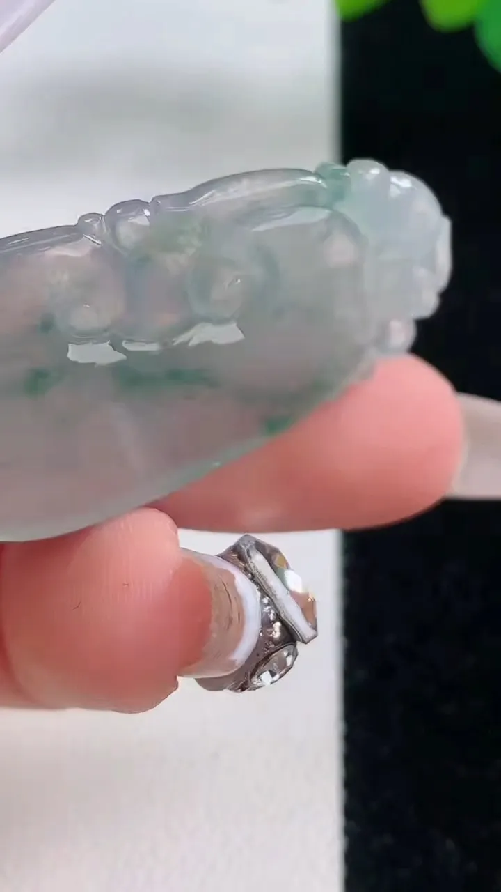 天然A货翡翠冰种飘花如意吊坠，尺寸39.2-20-5.2，重量:7.71g
12月11日