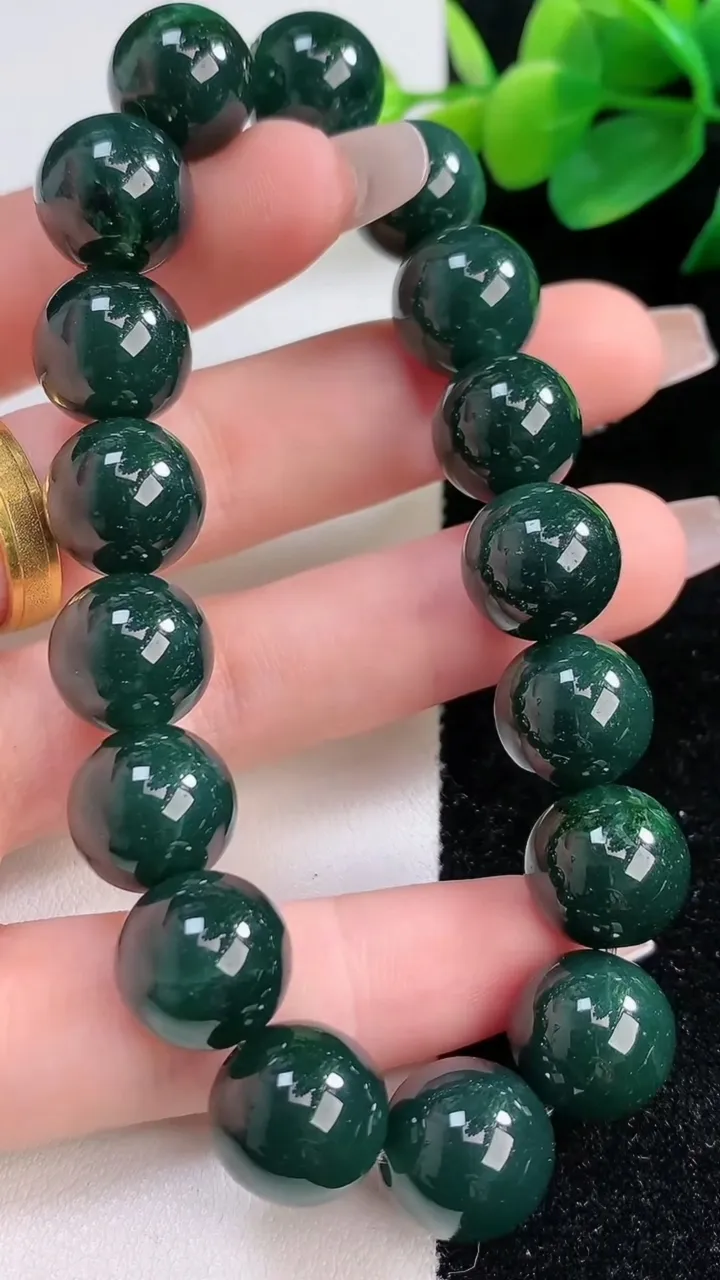 天然A货翡翠圆珠手串，尺寸12.3，重:56.66g12月11日
工厂直销收藏佳品,种好水足，色泽均匀，有种有色，上手高大气！