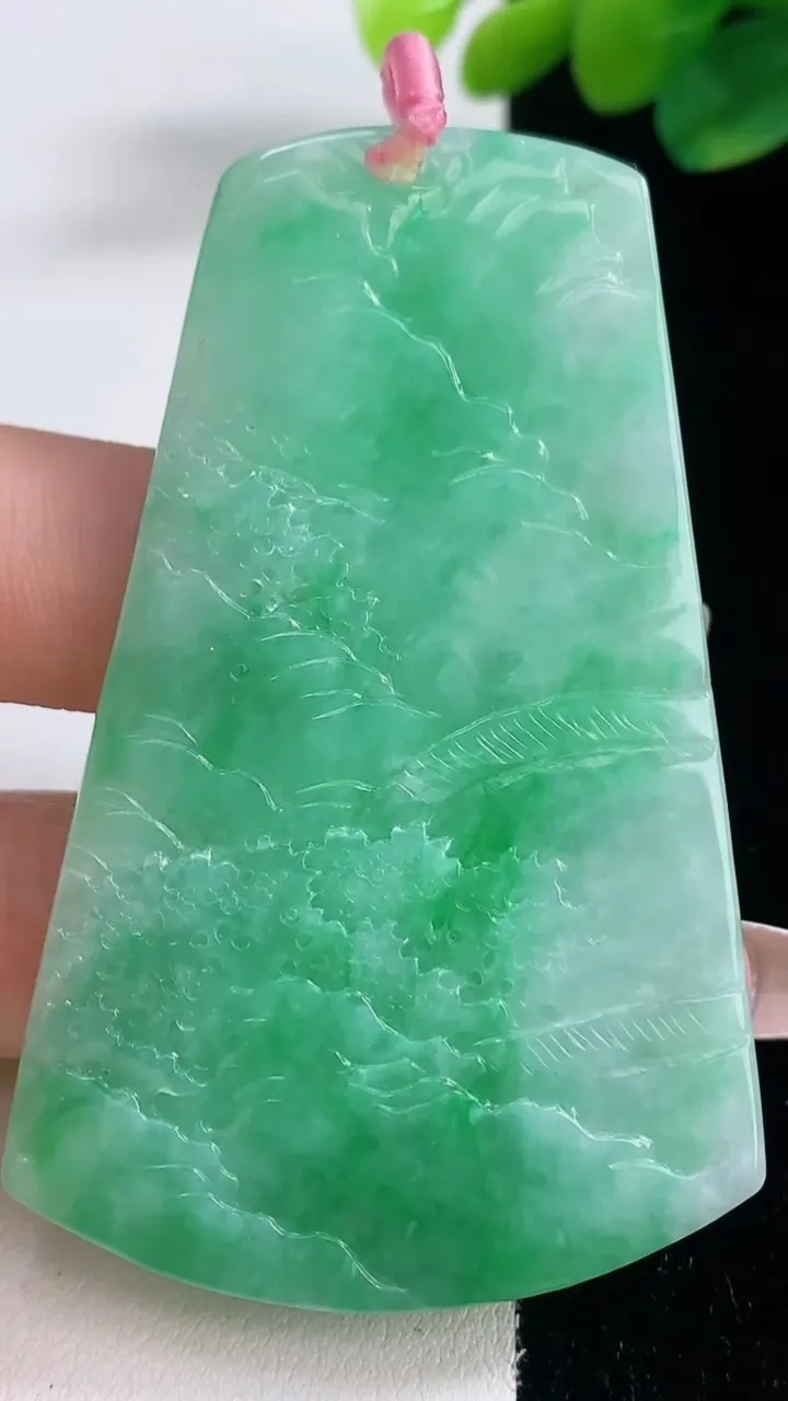 天然A货翡翠山水牌吊坠，尺寸67.8-43.2-6.9，重量:38.20g
12月11日