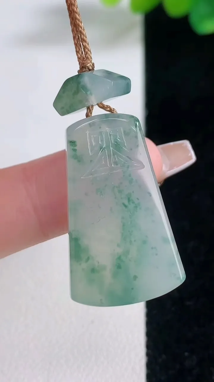 天然A货翡翠冰种飘花仿古无事牌吊坠，尺寸28.3-16.7-5.8，重量:8.51g
12月11日