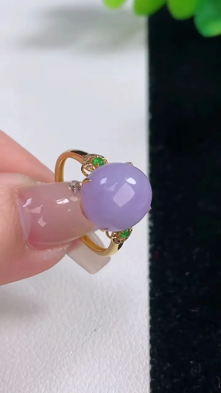 天然A货翡翠18K金紫罗兰蛋面戒指，尺寸17.9-11.6-10.2-6.3，重量:2.31g2025年12月11日
工厂直销收藏佳品,种好水足，色泽均匀，有种有色，上手高大气！