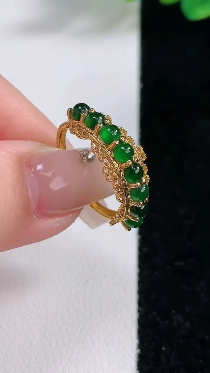 天然A货翡翠蛋面戒指，尺寸3.4，重:2.19g2025年12月11日
工厂直销收藏佳品,种好水足，色泽均匀，有种有色，上手高大气！