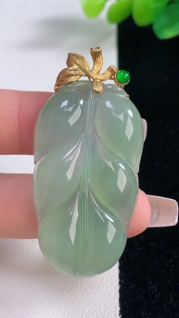 天然A货翡翠金枝玉叶 叶子吊坠，尺寸43-24.8-5，重量:13.20g
12月11日