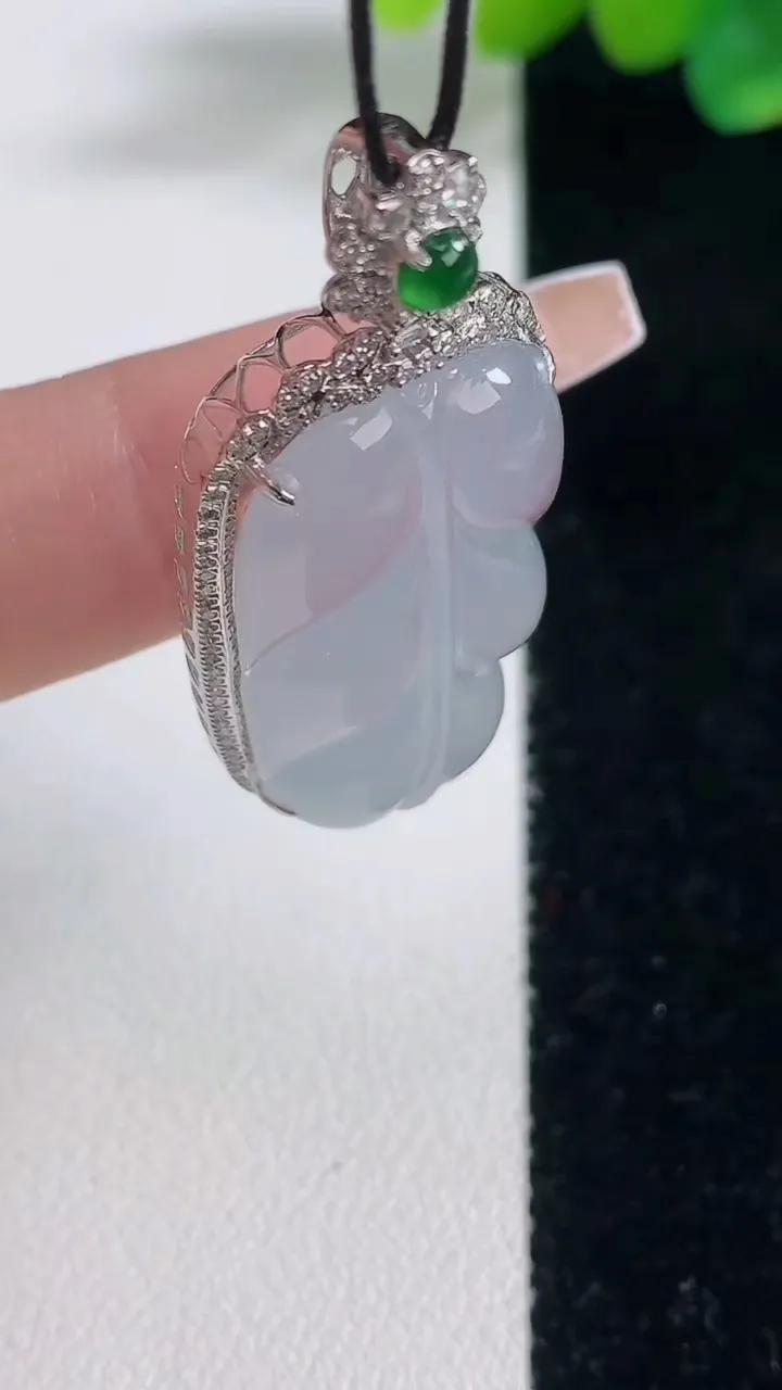 天然A货翡翠种白冰金枝玉叶 叶子吊坠，尺寸41.5-18-8.5，裸石29-15.8重量:6.45g
12月11日