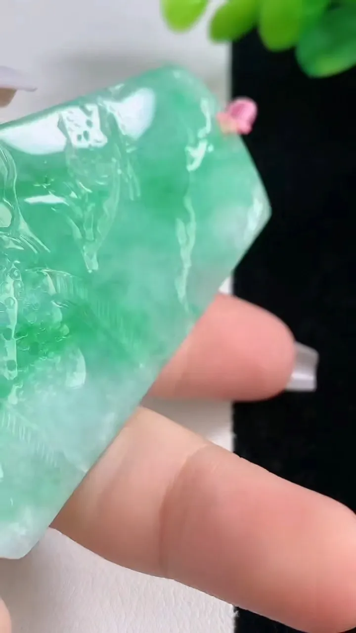 天然A货翡翠山水牌吊坠，尺寸67.8-43.2-6.9，重量:38.20g
12月11日