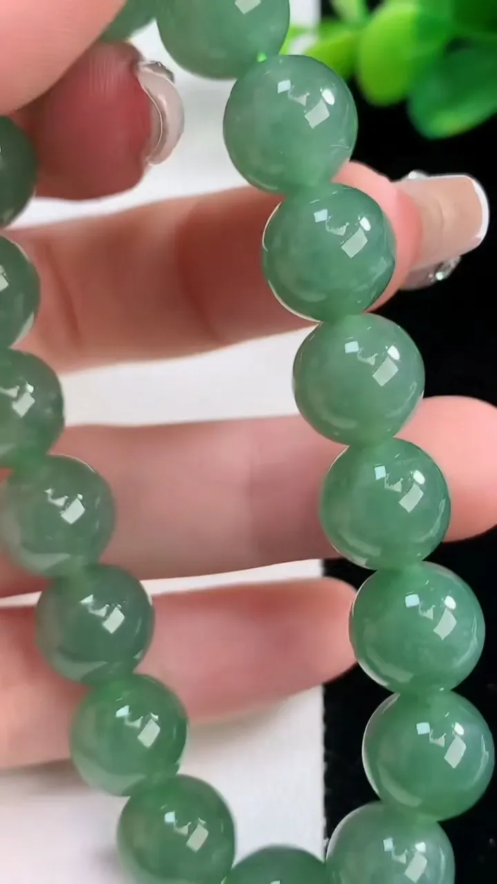 天然A货翡翠圆珠手串，尺寸11-18颗，重量:42.64g12月11日
工厂直销收藏佳品,种好水足，色泽均匀，有种有色，上手高大气！