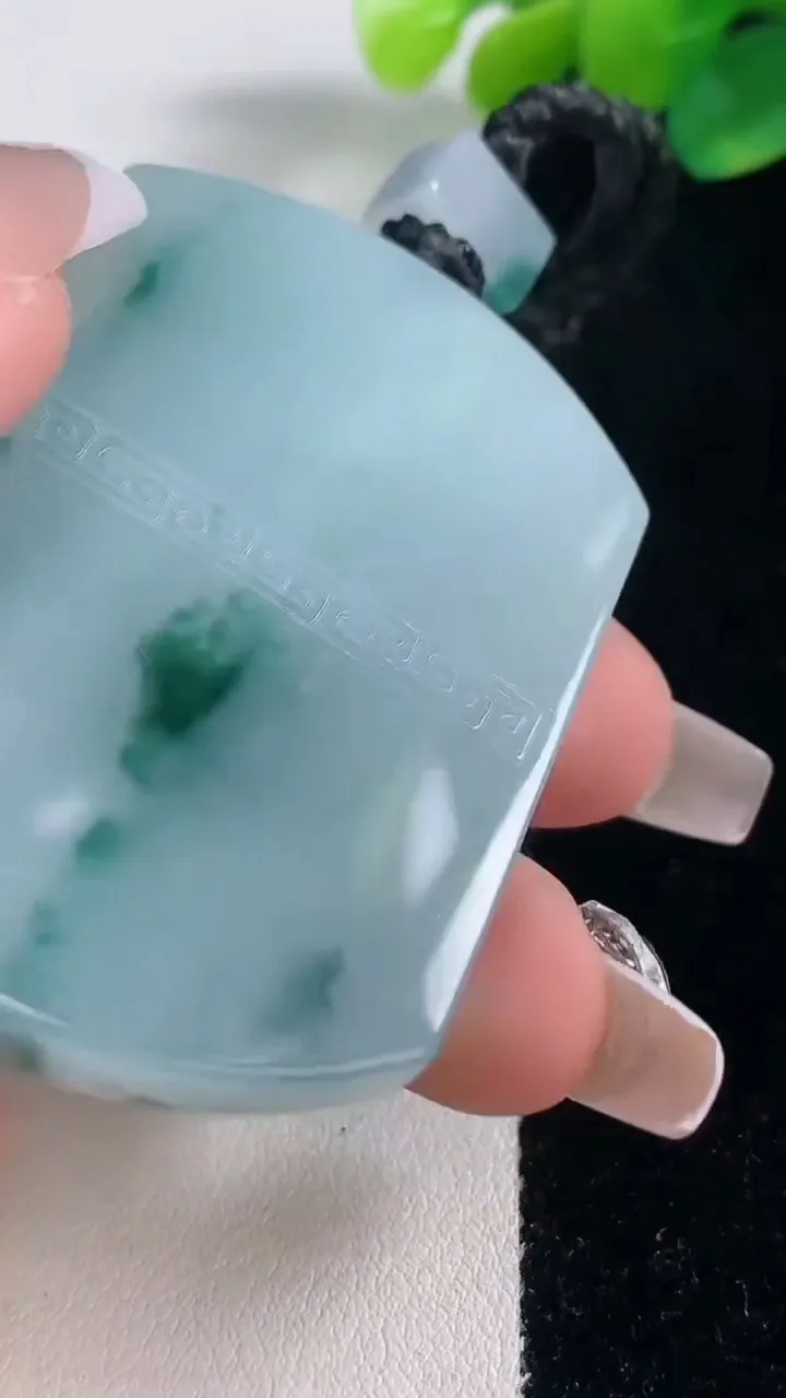 天然A货翡翠种飘花仿古无事牌吊坠，尺寸54-41.2-5.7，重量:41.33g
12月11日