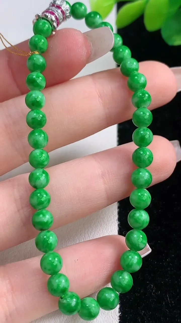 天然A货翡翠圆珠手串，尺寸5.2-35颗，重量:8.83g12月11日
工厂直销收藏佳品,种好水足，色泽均匀，有种有色，上手高大气！
