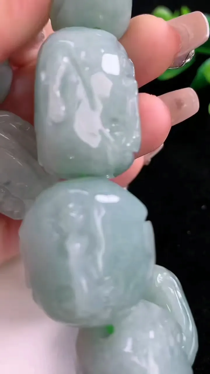 天然A货翡翠罗汉手串，尺寸27-26.6-17，重:214.56g12月11日
工厂直销收藏佳品,种好水足，色泽均匀，有种有色，上手高大气！