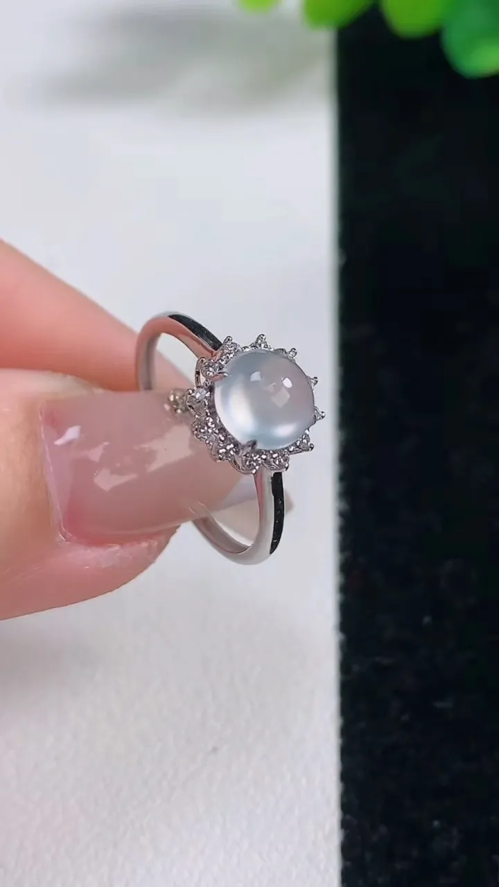 天然A货翡翠种白冰蛋面戒指，尺寸17.5-6.3-6.8，重量:1.53g2025年12月11日
工厂直销收藏佳品,种好水足，色泽均匀，有种有色，上手高大气！