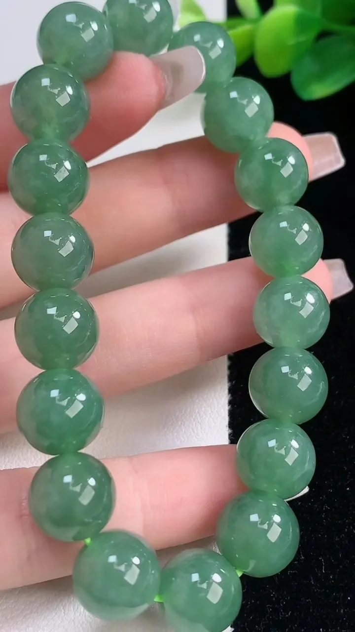 天然A货翡翠圆珠手串，尺寸11-18颗，重量:42.64g12月11日
工厂直销收藏佳品,种好水足，色泽均匀，有种有色，上手高大气！