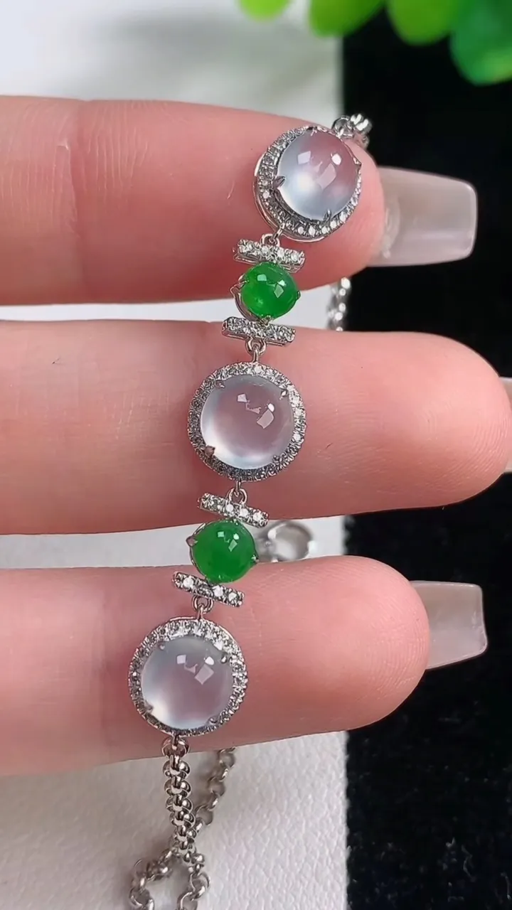 天然A货翡翠种白冰蛋面手链，尺寸6-5.2，重量:2.93g
12月11日