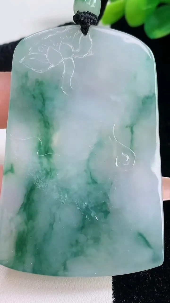 天然A货翡翠种飘花虚空藏菩萨吊坠，尺寸65.6-43.4-5.2，重量:44.05g
12月11日