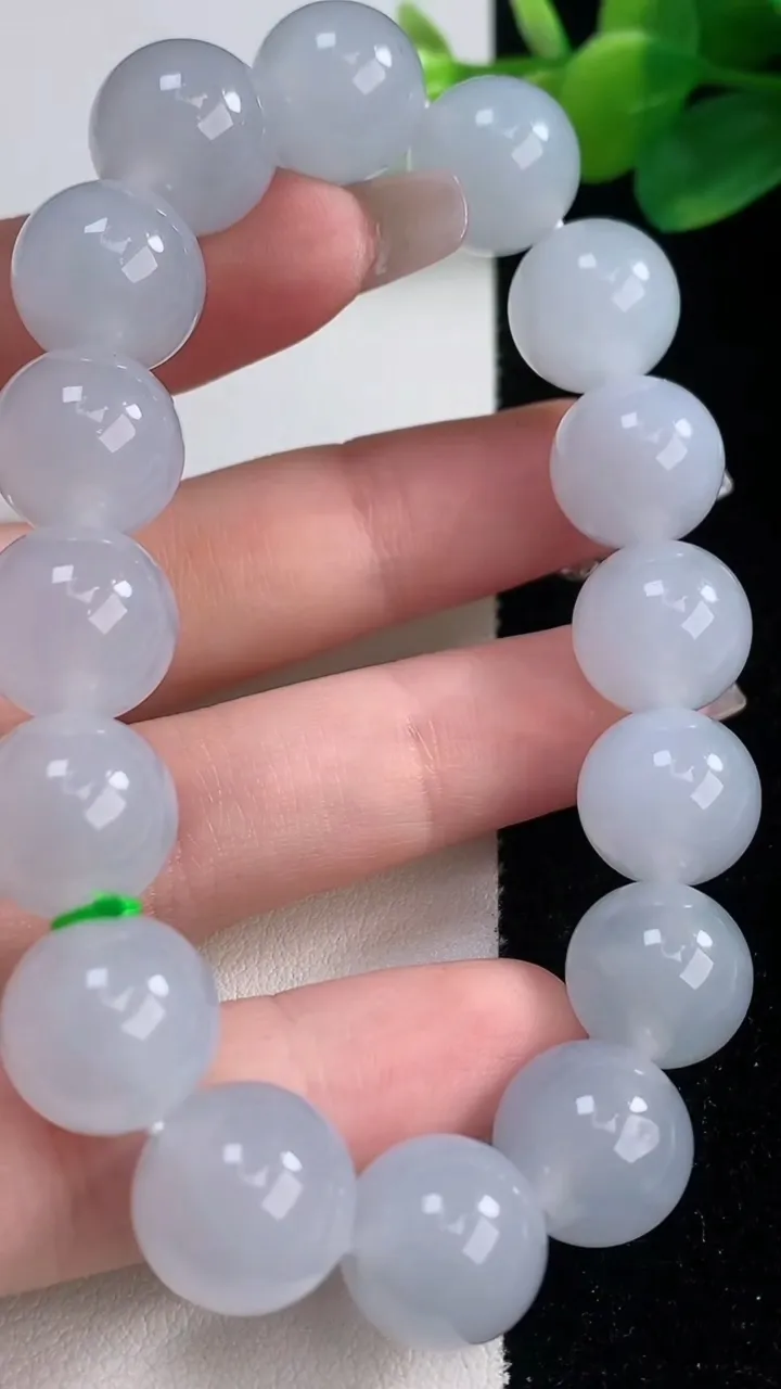 天然A货翡翠圆珠手串，尺寸12.5-16颗，重量:51.98g12月11日
工厂直销收藏佳品,种好水足，色泽均匀，有种有色，上手高大气！