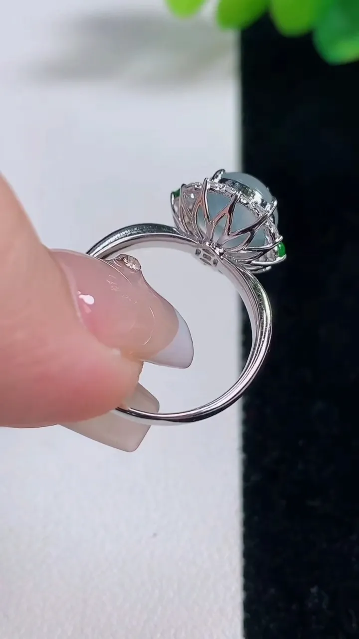 天然A货翡翠种白冰蛋面戒指，尺寸17.5-9-7.8-9.2，重量:2.45g2025年12月11日
工厂直销收藏佳品,种好水足，色泽均匀，有种有色，上手高大气！