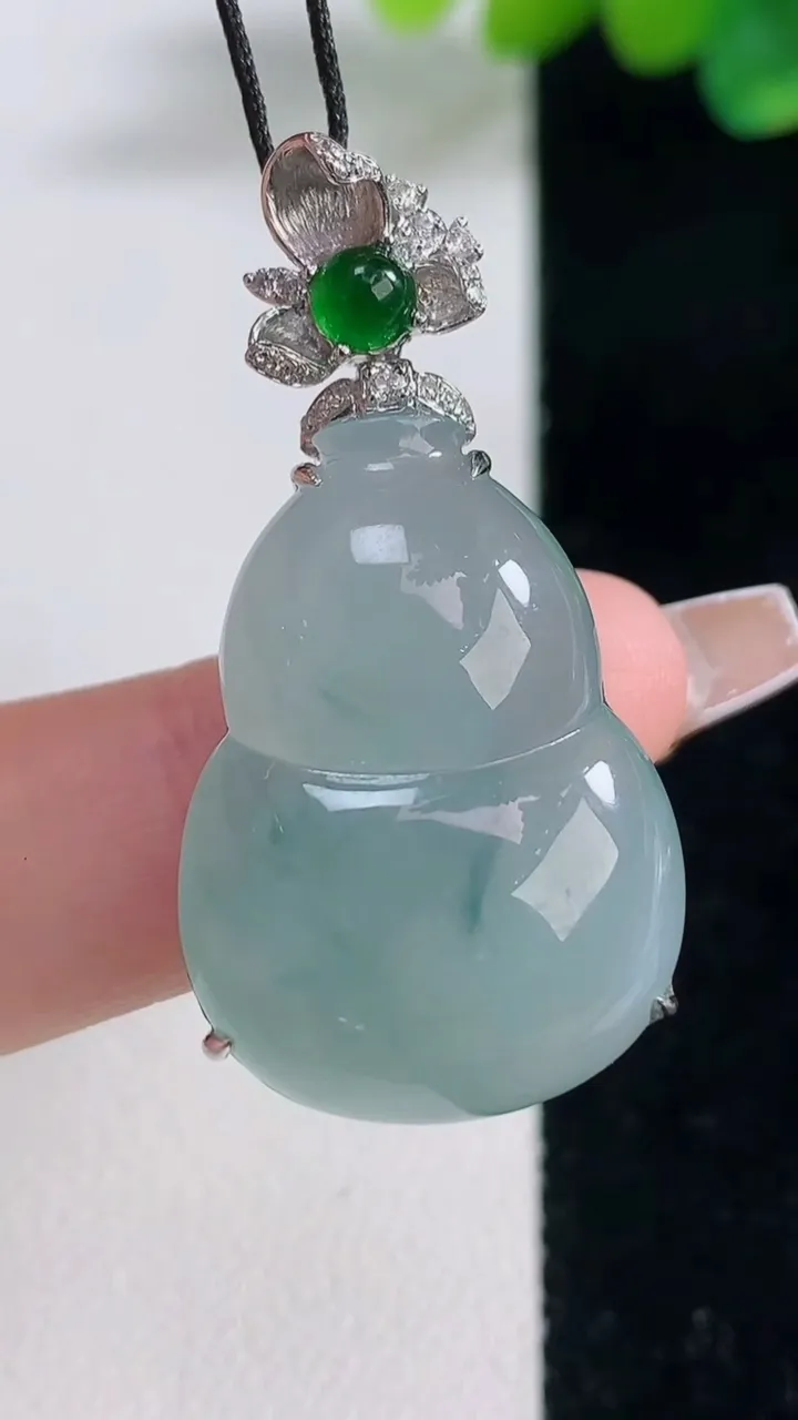 天然A货翡翠种飘花葫芦吊坠，尺寸38-27.6-19.7-10，重量:9.12g
12月11日