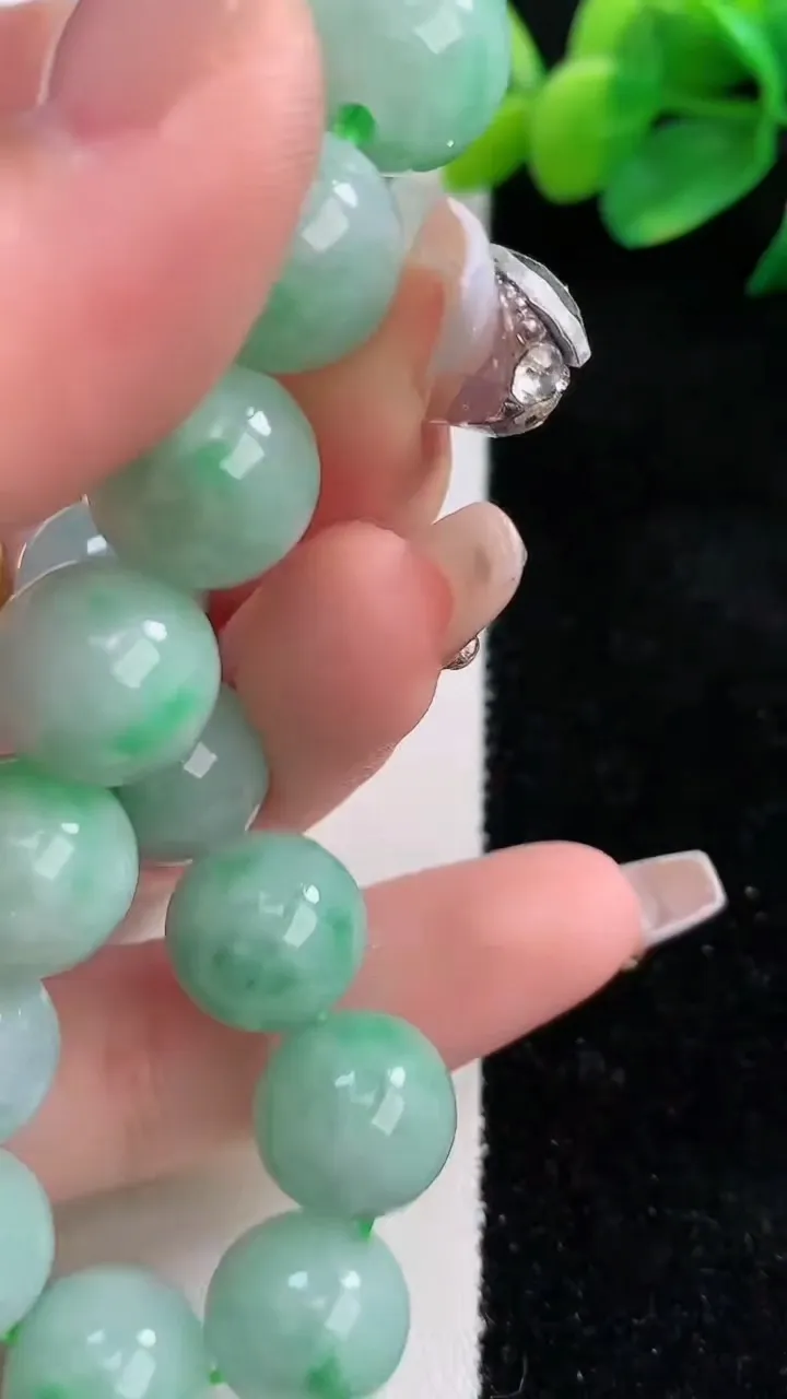 天然A货翡翠圆珠手串，尺寸12.4，重:55.69g12月11日
工厂直销收藏佳品,种好水足，色泽均匀，有种有色，上手高大气！