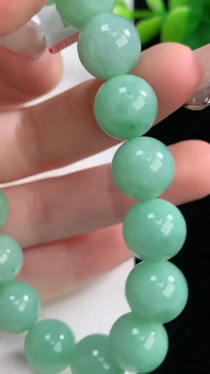 天然A货翡翠圆珠手串，尺寸12-17颗，重量:49.86g12月11日
工厂直销收藏佳品,种好水足，色泽均匀，有种有色，上手高大气！