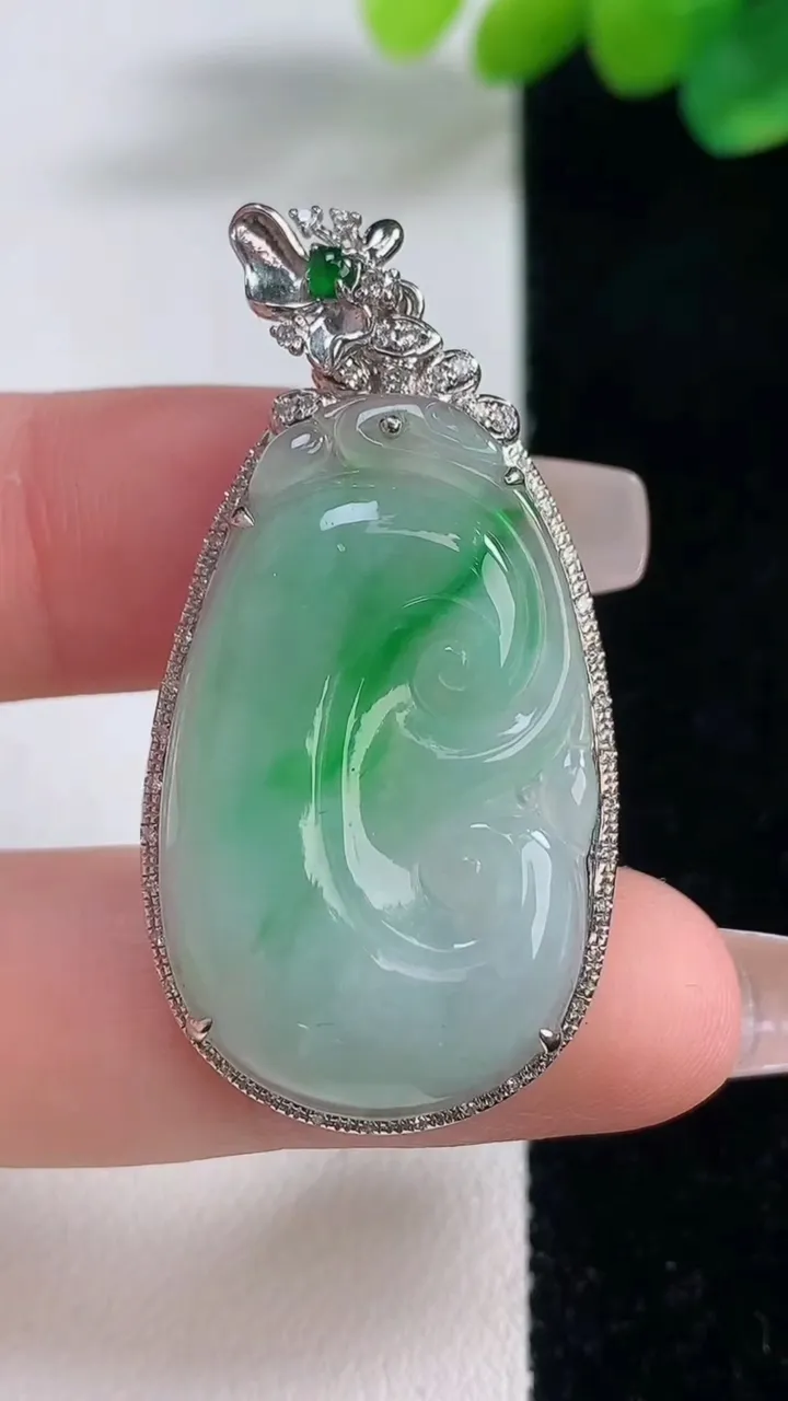 天然A货翡翠如意吊坠，尺寸44.5-22-8，裸石32.5-19.7重量:7.58g
12月11日