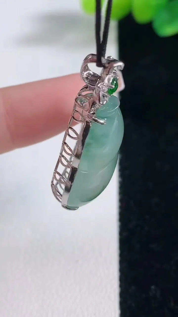 天然A货翡翠种飘花葫芦吊坠，尺寸35.6-26.3-20.5-10，重量:7.57g
12月11日