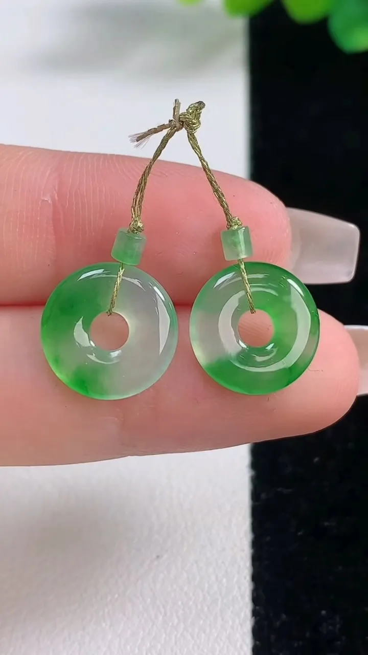 天然A货翡翠平安环吊坠一对，尺寸12.3-2.2，重量:1.55g
12月11日