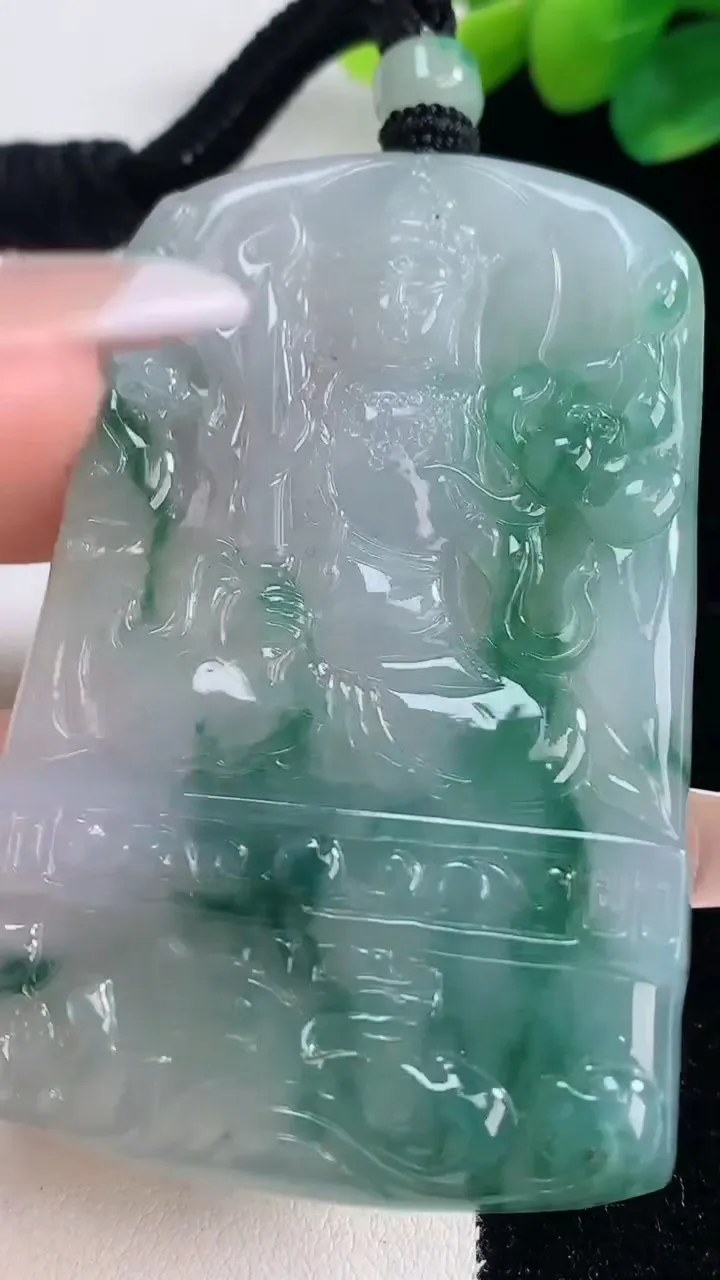 天然A货翡翠种飘花虚空藏菩萨吊坠，尺寸65.6-43.4-5.2，重量:44.05g
12月11日