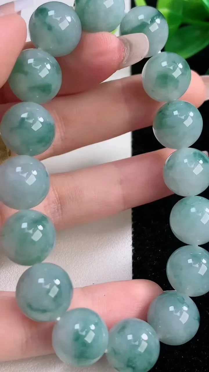 天然A货翡翠种飘花圆珠手串，尺寸12.3-16颗，重量:54.17g12月11日
工厂直销收藏佳品,种好水足，色泽均匀，有种有色，上手高大气！