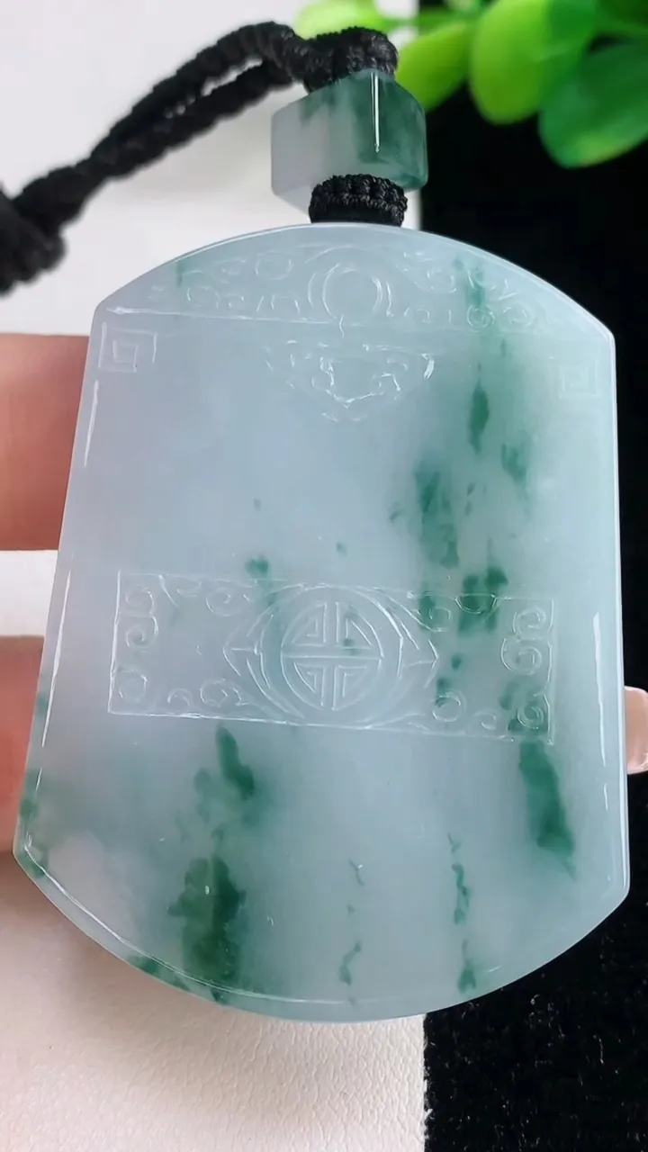 天然A货翡翠飘花仿古无事牌吊坠，尺寸54-40.6-5.8，重量:41.48g
12月11日