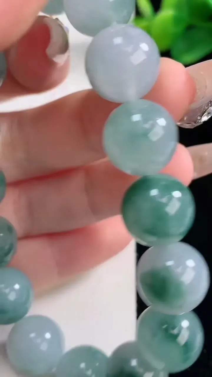天然A货翡翠种飘花圆珠手串，尺寸12.6-16颗，重量:59.00g12月11日
工厂直销收藏佳品,种好水足，色泽均匀，有种有色，上手高大气！
