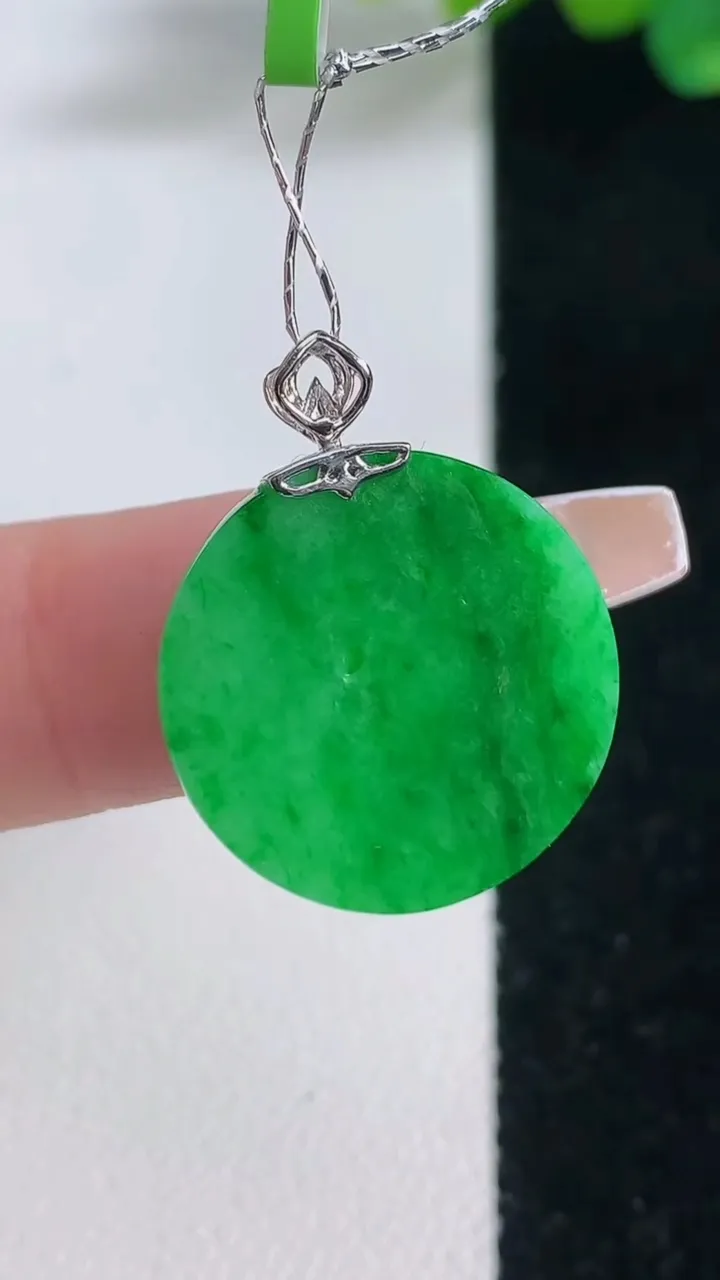 天然A货翡翠无事牌吊坠，尺寸18.4-2.7，重量:3.26g
12月11日